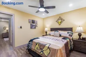 Stockyards 5 mins!-New!-Sleeps 8. Cowboy Bungalow - Image 2