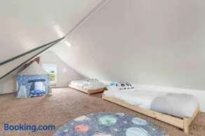 Spacious Retreat with guest house, game room, parking in N Tacoma - Image 5