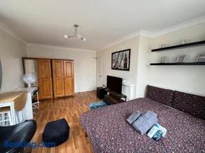 Huge and affordable 3 bedroom flat in Hammersmith for 7 people with welcome breakfast - Image 2