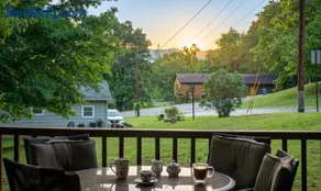 Near U of A - 4BR Mtn Views Pet-friendly - Image 1