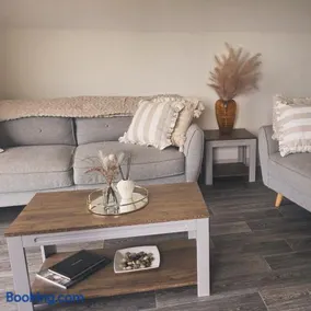 19 the Coombe Charming, 2-Bedroom Family Chalet with Parking, Near Bude Beaches - Image 3