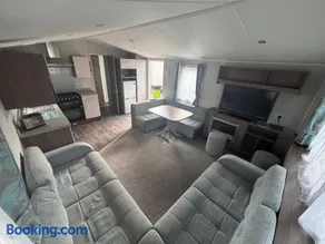 Cabin Sleeps 8 - Free Parking Patio Pool - Image 1