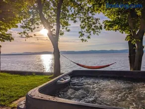 Chalet #7 Waterfront with Spa, Fireplace Wifi & AC - Image 1