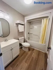 SUMMERSIDE MOTEL &COTTAGES - Image 2