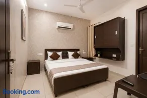 Hotel Devine Opp Jubilee Walk Mall & Near Gurdwara Sohana - Image 4