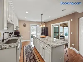 Cheerful 5-bedroom w/Screened Patio, Sleeps 10 in the heart of Fremont! - Image 2