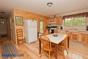 Old Wagon Ridge Cozy Mountain Escape with Hot Tub & Views - Image 5