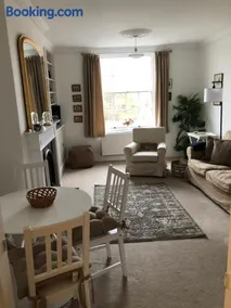 Beautiful riverfront cosy one bedroom apartment - Image 3