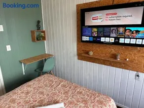 Quarto 6 no Centro de Itajaí, Ar+SmartTv - Image 2