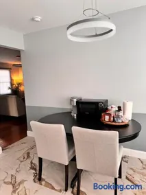 En-suite Luxury Bedroom Near JFK and UBS - Image 1