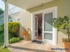 Sunny Thesen Islands Cottage - Image 2