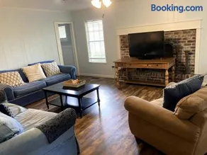 Tucked Away Newly Renovated 4 Bedroom 2 Bath Sleeps 12 - Image 3