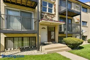 Entire Apartment with Complete Privacy Near O'hare - Image 4