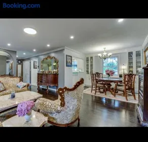 Grimsby Lakeside Vacation Home - Image 1