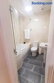 Comfy Apartment Near Shops & Station - Image 5
