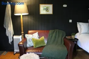 Cornwall Woodland Shepherd's Hut - Dennis Hut - Image 3
