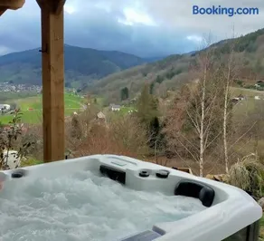 Au chalet de JO avec accès à l'espace piscine et jacuzzi - Image 4