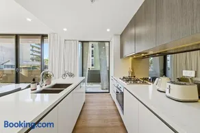 Cozy 2 Bedroom Apt at Waterloo - Image 3