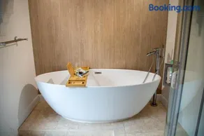 Spacious Home, Walk to City Centre & Free Parking - Image 4