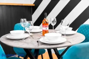 Stylish Three Bedroom House - Garden - Parking - Netflix 74B - Image 1