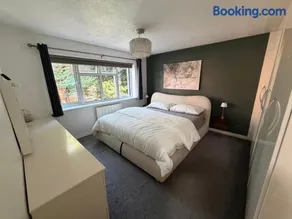 Modern 2B Flat - Walk 2 Station - Direct to London - Image 2