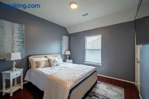 Beautiful 4-bedroom House with Nice Backyard - Image 1
