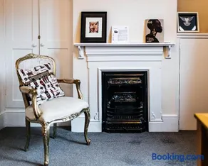 Central Windsor Spacious Three Double BedRooms, Two Living Room, Kitchen Entire Apartment over three floors Steps from Windsor Castle, station, long walk and restaurants Royal Residence Retreat Windsor - Image 3