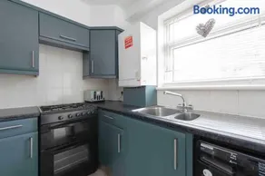 Sleeps 7 a 3 Bed house in Rochester 4 beds - Image 3