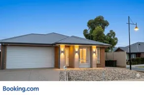 PONZ Lake Retreat - Nagambie - Image 1