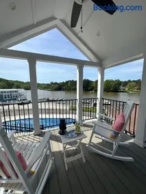 Tiny Lakeside Retreat - Image 1