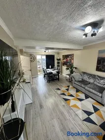 Modern 3-Bed House Contractor Stay in Kent, Medway - Rochester Strood with Parking & WiFi for Long Stays - Image 1