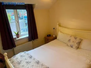 3 Bedroom House Sleeps 5 -Private Garden -Parking - Image 2