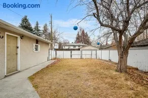 Bark & Bloom Bungalow Fenced Yard Pet Friendly - Image 2