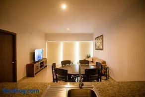 Spacious 3 bedroom Condo by the US Consulate and The Harbor - Image 3