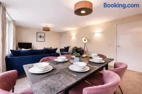 City Retreat with Free Parking and Walking distance from City Centre - Image 2
