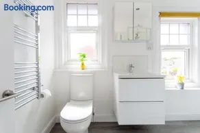 Beach View Luxury Apartment - Image 5