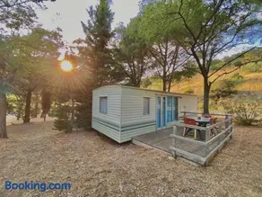 Camping Caramany, Lac à proximité - Cabanes perchées - Mobil-homes - Emplacements nus pour camping-cars, tentes, caravanes - Image 1