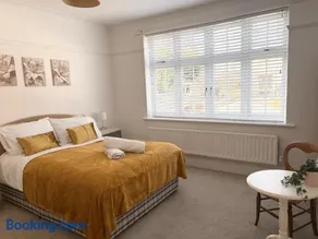 The Golden House, spacious family home, parking, garden - Image 1