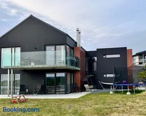 Luxury lakefront Villa 15 min to downtown Reykjavik - Image 2