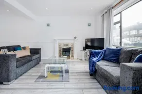 Bright and spacious home with free parking and garden - Image 3