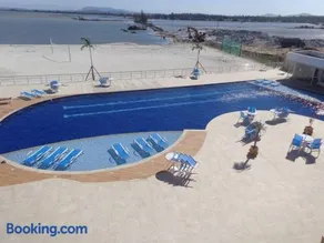 Flat com praia privativa e lazer total em Arraial - Image 3
