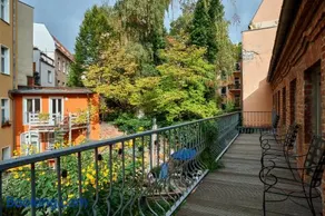 Beautiful Backyard Remise - Image 4