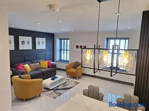 The Penthouse Luxury Central Apartment - Image 3