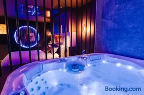 Love Room Les Private Places - Lit King Size et Jacuzzi Privé - Image 1