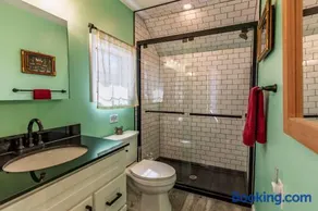 Private Renovated Apt w WasherDryer near dwntwn - Image 2