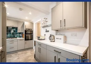 4 Bed Retreat with Balcony & Estuary views - Image 5