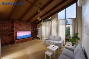 Entire Cozy 4 Bedroom House Surrey Hills - Image 3
