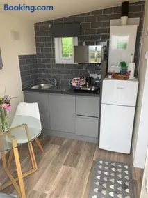 Estuary View - Cosy Shepherds Hut for Two with Private Facilities - Image 3