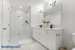 Bliss Modern Luxury 3BED entire townhome PLUS FREE PARKING - Image 2
