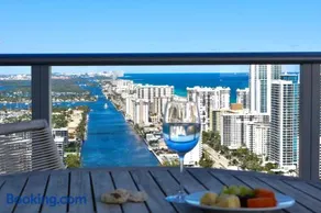 Luxury Condo with Jacuzzi and Amenities - Image 2
